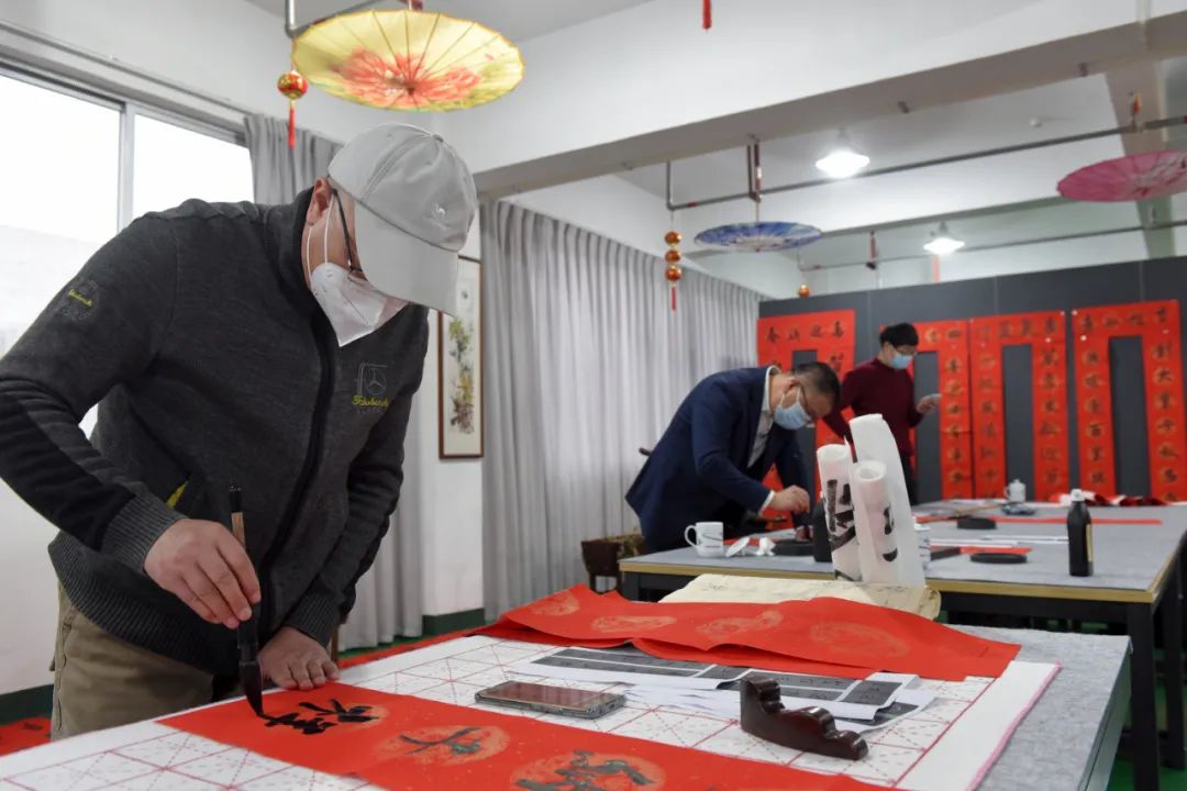  浓墨写春联 迎新送福气 --人大“文化大礼包”送企业一线员工